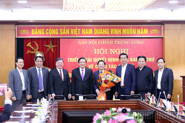 Ông Đặng Văn Dũng được bổ nhiệm làm Phó Trưởng Ban Nội chính Trung ương - Hình 3 Ong Dang Van Dung duoc bo nhiem lam Pho Truong Ban Noi chinh Trung uong-Hinh-3