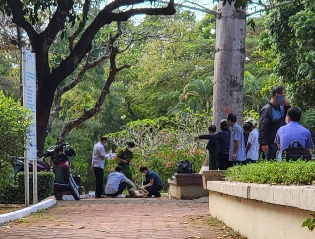 Đắk Lắk: Người đàn ông tử vong dưới gốc cây, cạnh đài liệt sĩ Dak Lak: Nguoi dan ong tu vong duoi goc cay, canh dai liet si