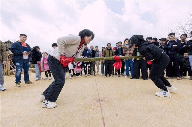 Du khách thích thú bắt dê, leo cột mỡ tại Hội Xuân Mở Cổng trời - Hình 8 Du khach thich thu bat de, leo cot mo tai Hoi Xuan Mo Cong troi-Hinh-8