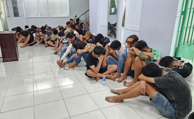 Bắt 46 thanh thiếu niên mang hung khí đi đánh nhau Bat 46 thanh thieu nien mang hung khi di danh nhau