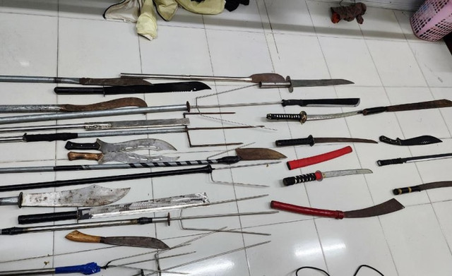 Bắt 46 thanh thiếu niên mang hung khí đi đánh nhau - Hình 2 Bat 46 thanh thieu nien mang hung khi di danh nhau-Hinh-2
