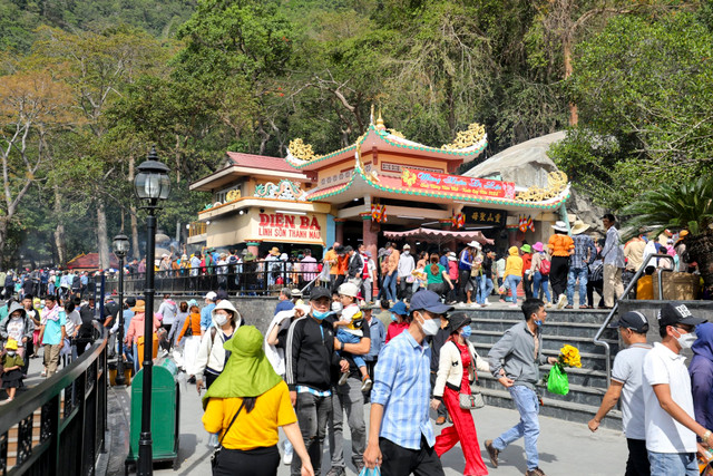 Vượt trăm km viếng chùa Bà Đen, nhiều người không chen được vào điện Vuot tram km vieng chua Ba Den, nhieu nguoi khong chen duoc vao dien