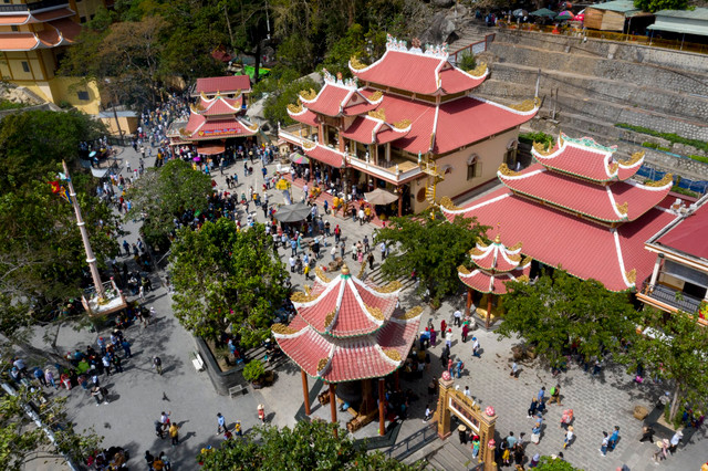 Vượt trăm km viếng chùa Bà Đen, nhiều người không chen được vào điện - Hình 2 Vuot tram km vieng chua Ba Den, nhieu nguoi khong chen duoc vao dien-Hinh-2