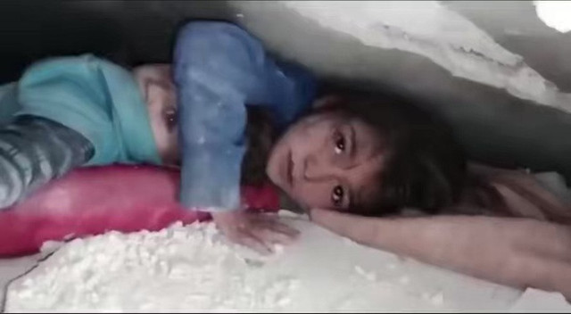 Bé gái Syria che chắn cho em suốt 36 giờ dưới đống đổ nát Be gai Syria che chan cho em suot 36 gio duoi dong do nat