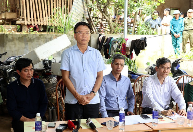 Phó Thủ tướng Lê Thành Long thị sát vùng ngập lụt, thăm hỏi người dân Sơn La Pho Thu tuong Le Thanh Long thi sat vung ngap lut, tham hoi nguoi dan Son La