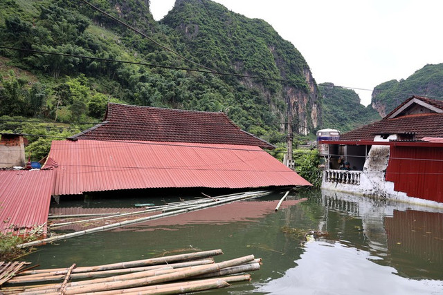 Phó Thủ tướng Lê Thành Long thị sát vùng ngập lụt, thăm hỏi người dân Sơn La - Hình 5 Pho Thu tuong Le Thanh Long thi sat vung ngap lut, tham hoi nguoi dan Son La-Hinh-5