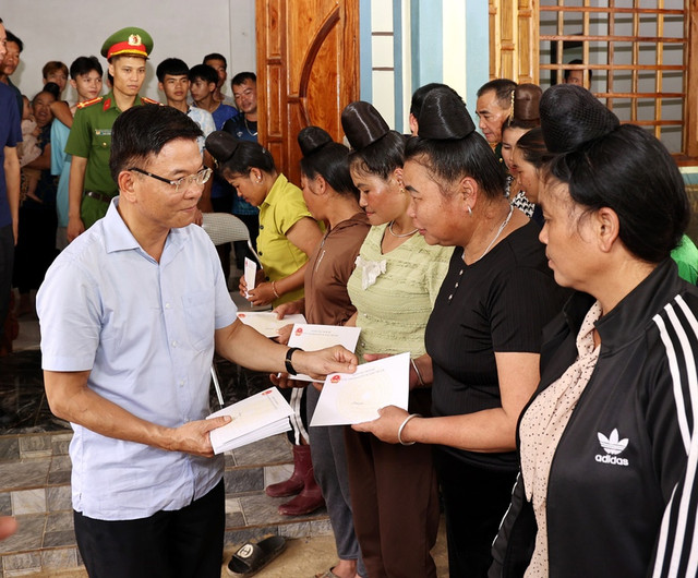 Phó Thủ tướng Lê Thành Long thị sát vùng ngập lụt, thăm hỏi người dân Sơn La - Hình 2 Pho Thu tuong Le Thanh Long thi sat vung ngap lut, tham hoi nguoi dan Son La-Hinh-2