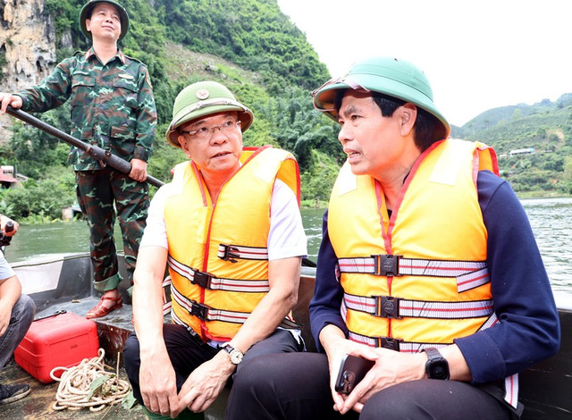 Phó Thủ tướng Lê Thành Long thị sát vùng ngập lụt, thăm hỏi người dân Sơn La - Hình 6 Pho Thu tuong Le Thanh Long thi sat vung ngap lut, tham hoi nguoi dan Son La-Hinh-6