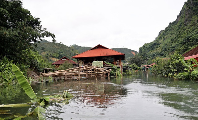 Phó Thủ tướng Lê Thành Long thị sát vùng ngập lụt, thăm hỏi người dân Sơn La - Hình 4 Pho Thu tuong Le Thanh Long thi sat vung ngap lut, tham hoi nguoi dan Son La-Hinh-4