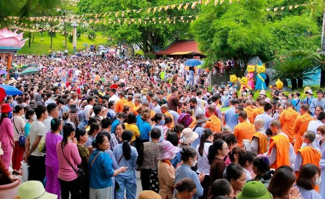 Quảng Ninh yêu cầu chùa Ba Vàng gỡ bỏ clip cúng dường phản cảm Quang Ninh yeu cau chua Ba Vang go bo clip cung duong phan cam