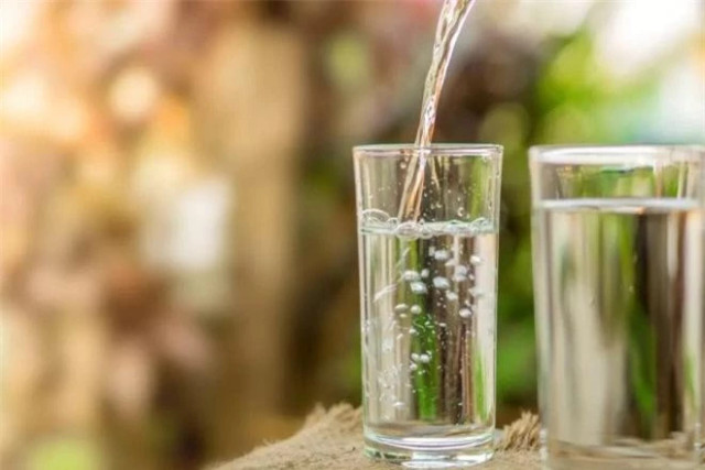 Đây là lý do nước đun sôi không nên để quá 16 giờ Day la ly do nuoc dun soi khong nen de qua 16 gio