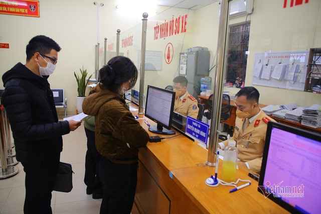 Trước giờ 'G', chủ xe kinh doanh vận tải 'rồng rắn' đi đổi biển số màu vàng - Hình 5 Truoc gio 'G', chu xe kinh doanh van tai 'rong ran' di doi bien so mau vang-Hinh-5