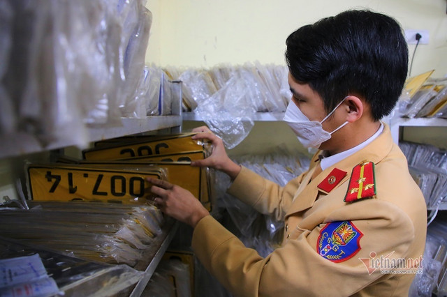Trước giờ 'G', chủ xe kinh doanh vận tải 'rồng rắn' đi đổi biển số màu vàng - Hình 3 Truoc gio 'G', chu xe kinh doanh van tai 'rong ran' di doi bien so mau vang-Hinh-3