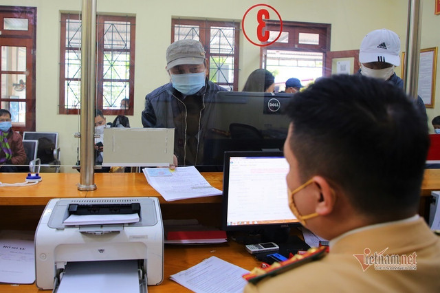 Trước giờ 'G', chủ xe kinh doanh vận tải 'rồng rắn' đi đổi biển số màu vàng - Hình 6 Truoc gio 'G', chu xe kinh doanh van tai 'rong ran' di doi bien so mau vang-Hinh-6
