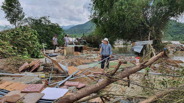 Gượng dậy sau dịch, mưa lũ lịch sử khiến người miền Trung thêm trắng tay - Hình 3 Guong day sau dich, mua lu lich su khien nguoi mien Trung them trang tay-Hinh-3
