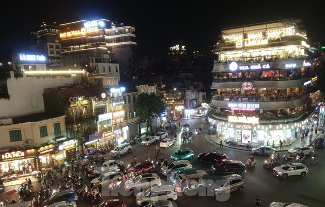 Giá thuê mặt bằng ở 'Hàm cá mập' đắt đỏ bậc nhất Hà Nội Gia thue mat bang o 'Ham ca map' dat do bac nhat Ha Noi
