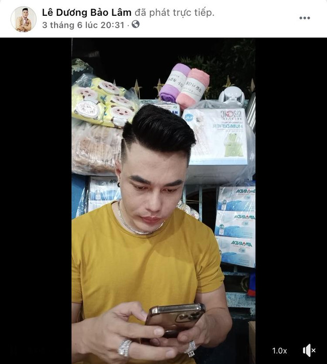 Vợ Lê Dương Bảo Lâm livestream "chốt đơn" ầm ầm dù bị cấm bán hàng - Hình 2 Vo Le Duong Bao Lam livestream