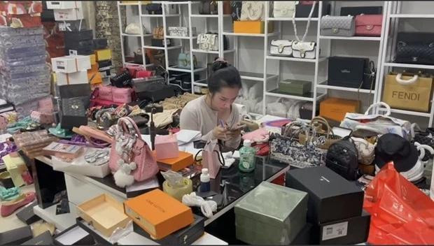 Vợ Lê Dương Bảo Lâm livestream "chốt đơn" ầm ầm dù bị cấm bán hàng Vo Le Duong Bao Lam livestream