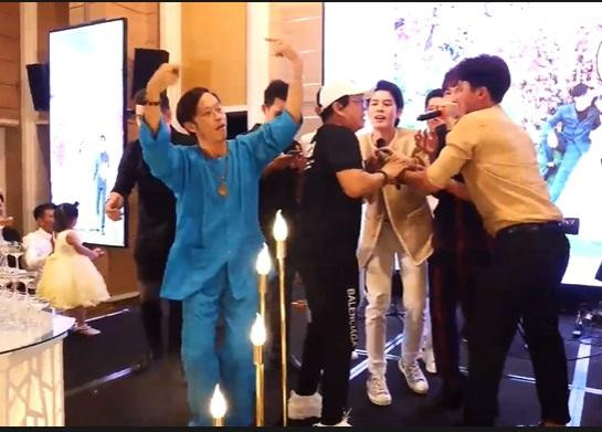 Sự thật clip Hoài Linh nhảy nhót tưng bừng sau xạ trị - Hình 5 Su that clip Hoai Linh nhay nhot tung bung sau xa tri-Hinh-5