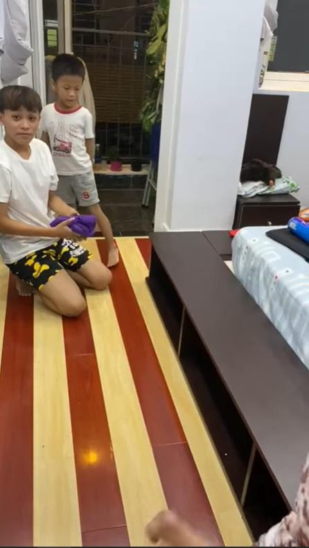 Con gái Phi Nhung từng bất bình vì mẹ lấy cát-xê của Hồ Văn Cường - Hình 2 Con gai Phi Nhung tung bat binh vi me lay cat-xe cua Ho Van Cuong-Hinh-2