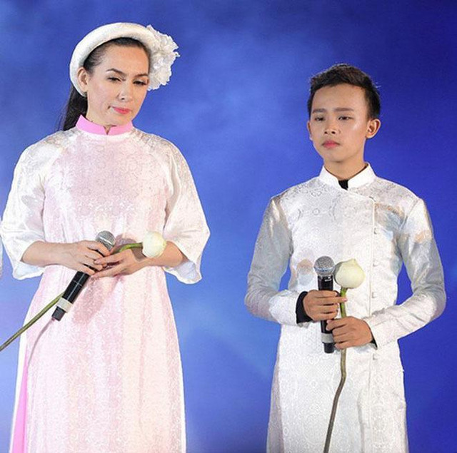 Con gái Phi Nhung từng bất bình vì mẹ lấy cát-xê của Hồ Văn Cường Con gai Phi Nhung tung bat binh vi me lay cat-xe cua Ho Van Cuong