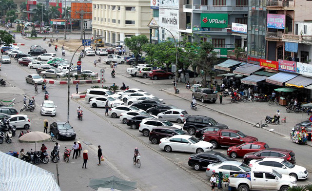 Dân tỉnh nghèo mua ô tô nhiều: Người ta đi xe sang, mình cũng sắm một chiếc - Hình 3 Dan tinh ngheo mua o to nhieu: Nguoi ta di xe sang, minh cung sam mot chiec-Hinh-3