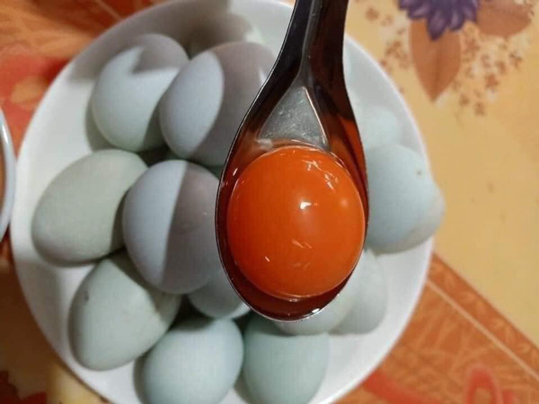 Loại trứng gà có màu lạ, giá lại rẻ, dân buôn bán cả nghìn quả mỗi ngày Loai trung ga co mau la, gia lai re, dan buon ban ca nghin qua moi ngay