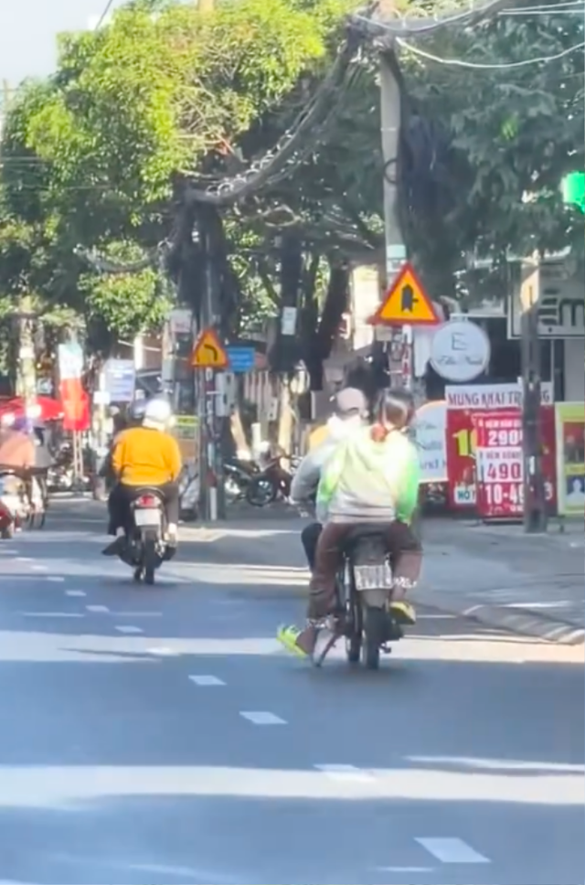 Chở nhau giữa phố, cặp đôi có hành động lạ khiến dân tình thốt lên... Cho nhau giua pho, cap doi co hanh dong la khien dan tinh thot len...