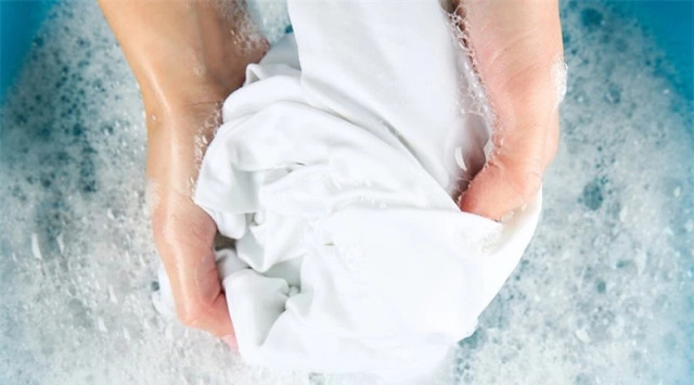 Mẹo loại bỏ vết mốc mốc đen li ti trên áo trắng - Hình 2 Meo loai bo vet moc moc den li ti tren ao trang-Hinh-2