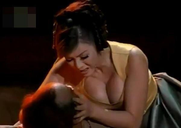 Lý Nhã Kỳ nhiều lần 'mệt mỏi' vì vòng 1 'ngoại cỡ' - Hình 4 Ly Nha Ky nhieu lan 'met moi' vi vong 1 'ngoai co'-Hinh-4