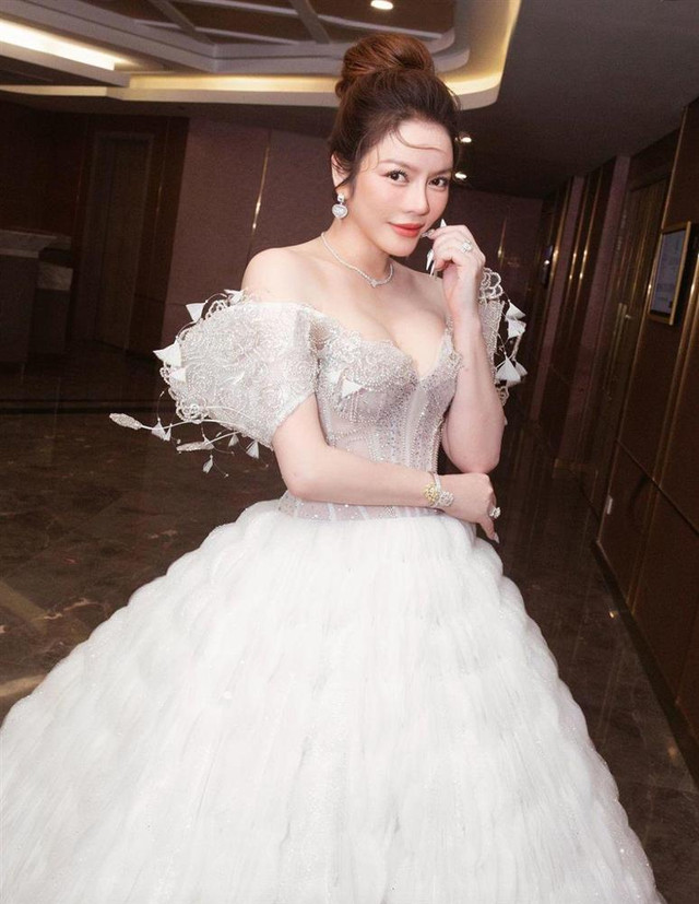 Lý Nhã Kỳ nhiều lần 'mệt mỏi' vì vòng 1 'ngoại cỡ' - Hình 2 Ly Nha Ky nhieu lan 'met moi' vi vong 1 'ngoai co'-Hinh-2
