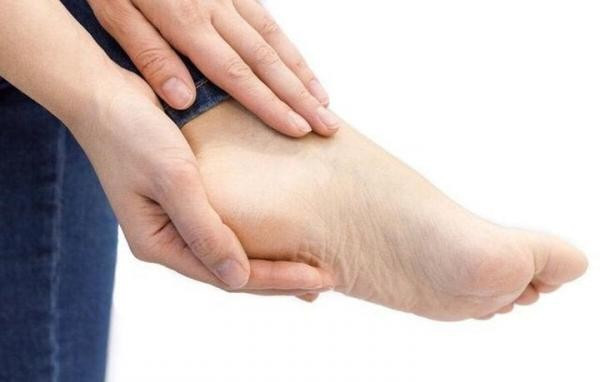 Bị trẹo chân tiêm thuốc ở nhà, người phụ nữ phải cắt bỏ 2 chân Bi treo chan tiem thuoc o nha, nguoi phu nu phai cat bo 2 chan