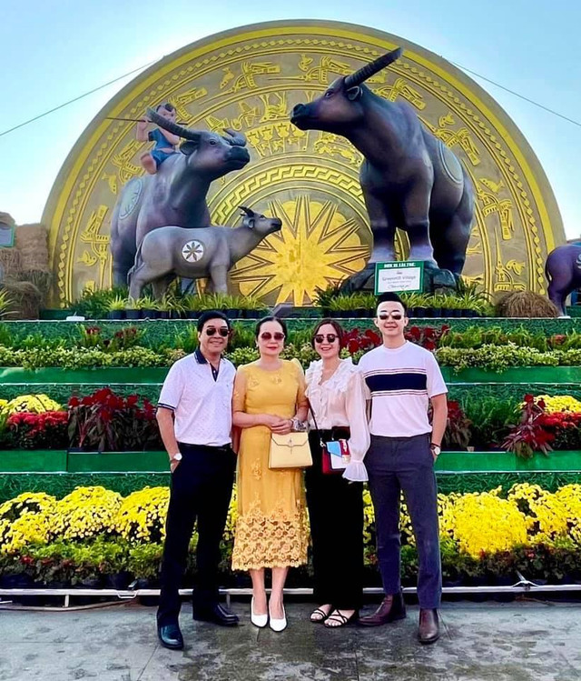 Bố mẹ chồng Lê Âu Ngân Anh sống sang chảnh, du lịch khắp nơi - Hình 22 Bo me chong Le Au Ngan Anh song sang chanh, du lich khap noi-Hinh-22