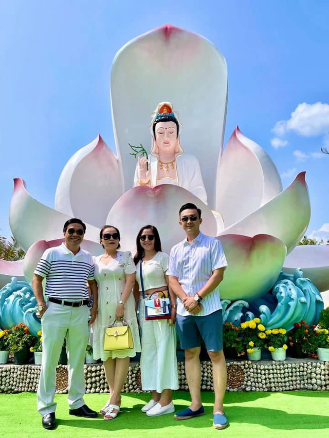 Bố mẹ chồng Lê Âu Ngân Anh sống sang chảnh, du lịch khắp nơi - Hình 21 Bo me chong Le Au Ngan Anh song sang chanh, du lich khap noi-Hinh-21
