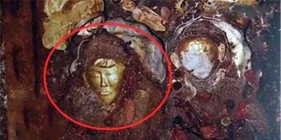 Phát hiện thứ 'kinh thiên' trong ngôi mộ nghìn năm tuổi - Hình 3 Phat hien thu 'kinh thien' trong ngoi mo nghin nam tuoi-Hinh-3