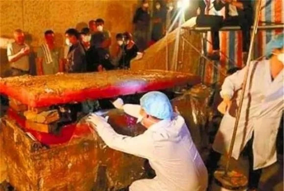 Phát hiện thứ 'kinh thiên' trong ngôi mộ nghìn năm tuổi - Hình 2 Phat hien thu 'kinh thien' trong ngoi mo nghin nam tuoi-Hinh-2