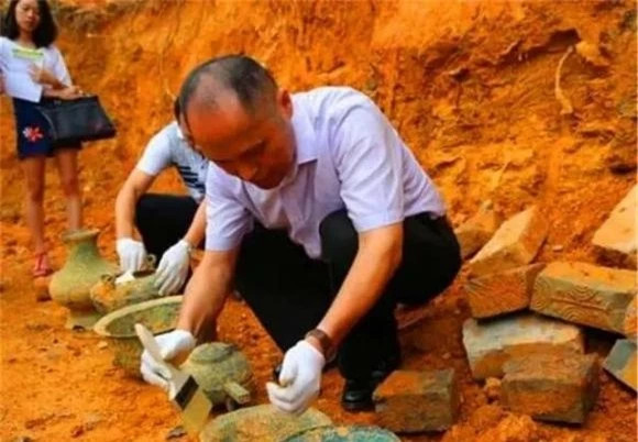 Phát hiện thứ 'kinh thiên' trong ngôi mộ nghìn năm tuổi Phat hien thu 'kinh thien' trong ngoi mo nghin nam tuoi