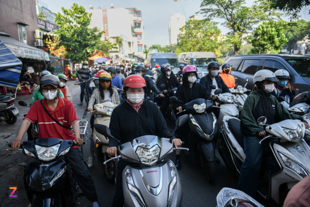 Hình ảnh khác lạ của giao thông TP.HCM - Hình 3 Hinh anh khac la cua giao thong TP.HCM-Hinh-3