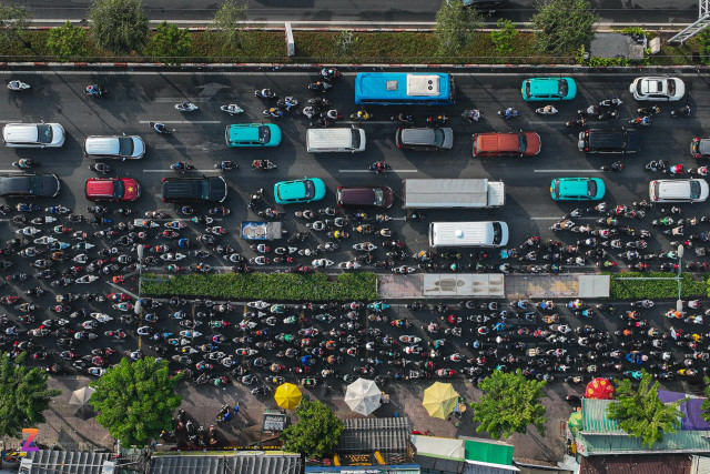 Hình ảnh khác lạ của giao thông TP.HCM - Hình 5 Hinh anh khac la cua giao thong TP.HCM-Hinh-5