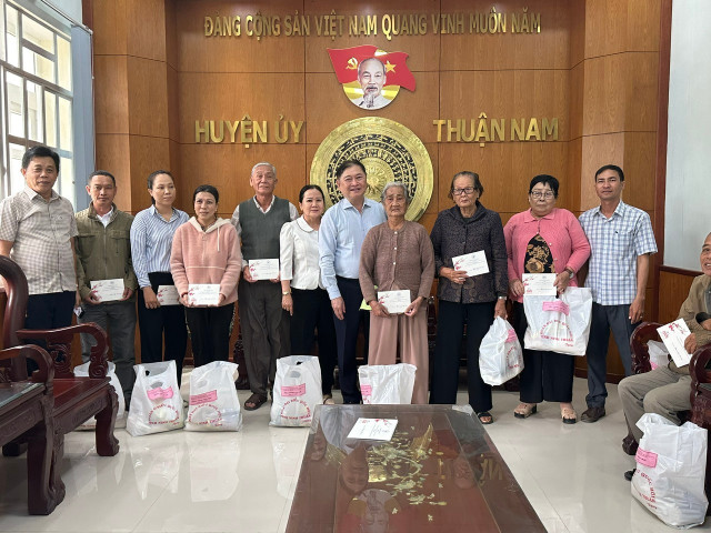 Chủ tịch Phan Xuân Dũng chúc Tết Nguyên đán 2025 tại tỉnh Ninh Thuận - Hình 4 Chu tich Phan Xuan Dung chuc Tet Nguyen dan 2025 tai tinh Ninh Thuan-Hinh-4