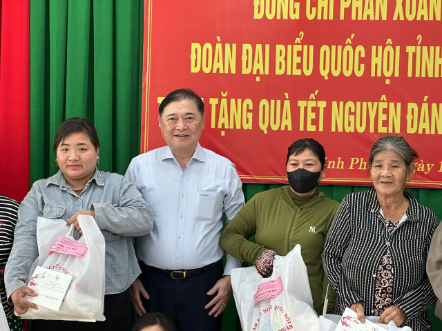 Chủ tịch Phan Xuân Dũng chúc Tết Nguyên đán 2025 tại tỉnh Ninh Thuận - Hình 3 Chu tich Phan Xuan Dung chuc Tet Nguyen dan 2025 tai tinh Ninh Thuan-Hinh-3