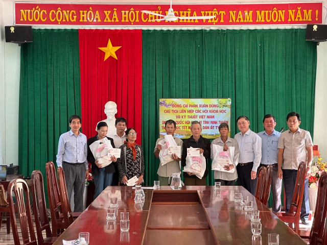 Chủ tịch Phan Xuân Dũng chúc Tết Nguyên đán 2025 tại tỉnh Ninh Thuận - Hình 2 Chu tich Phan Xuan Dung chuc Tet Nguyen dan 2025 tai tinh Ninh Thuan-Hinh-2