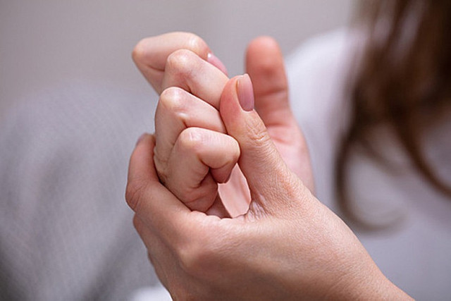 Vì sao bạn nên bỏ ngay thói quen bẻ khớp ngón tay? Vi sao ban nen bo ngay thoi quen be khop ngon tay?