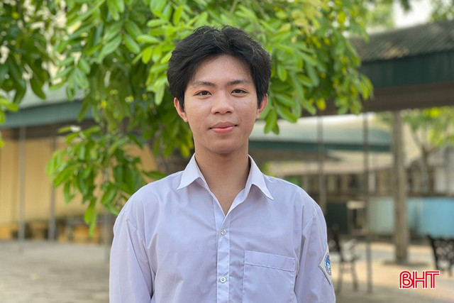 Nam sinh Hà Tĩnh gây “sốt” với bộ sưu tập thời trang tái chế - Hình 2 Nam sinh Ha Tinh gay “sot” voi bo suu tap thoi trang tai che-Hinh-2