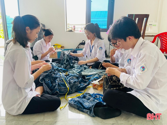 Nam sinh Hà Tĩnh gây “sốt” với bộ sưu tập thời trang tái chế - Hình 5 Nam sinh Ha Tinh gay “sot” voi bo suu tap thoi trang tai che-Hinh-5