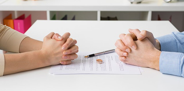 Con dâu bị bố mẹ chồng đánh vì đăng đơn ly hôn lên mạng - Hình 2 Con dau bi bo me chong danh vi dang don ly hon len mang-Hinh-2