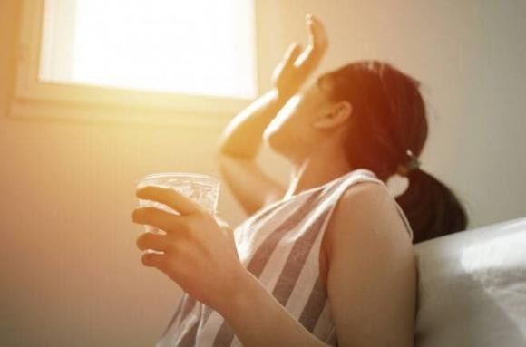 Khi bị cắt điện, đây là 4 mẹo hữu ích giữ mát cơ thể Khi bi cat dien, day la 4 meo huu ich giu mat co the