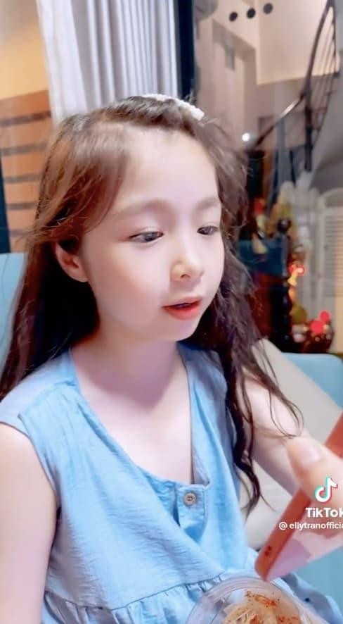 Con gái Elly Trần phản ứng ra sao giữa ồn ào của bố mẹ? - Hình 2 Con gai Elly Tran phan ung ra sao giua on ao cua bo me?-Hinh-2