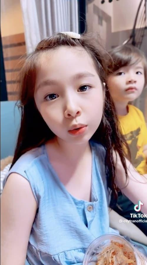 Con gái Elly Trần phản ứng ra sao giữa ồn ào của bố mẹ? - Hình 4 Con gai Elly Tran phan ung ra sao giua on ao cua bo me?-Hinh-4