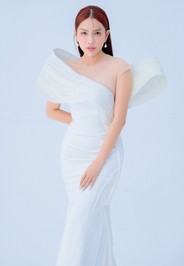 Khả Như chuộng phong cách gợi cảm 'đốt mắt' ở tuổi 35 - Hình 3 Kha Nhu chuong phong cach goi cam 'dot mat' o tuoi 35-Hinh-3